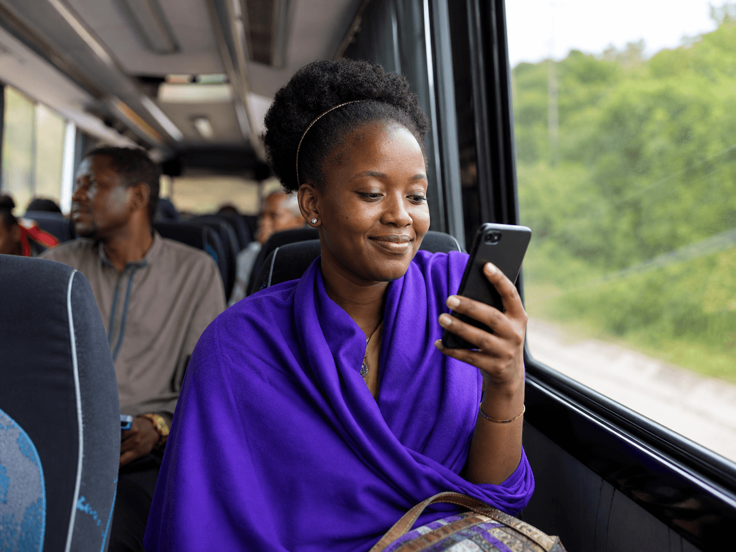 Voyageuse consultant Joona depuis un autocar