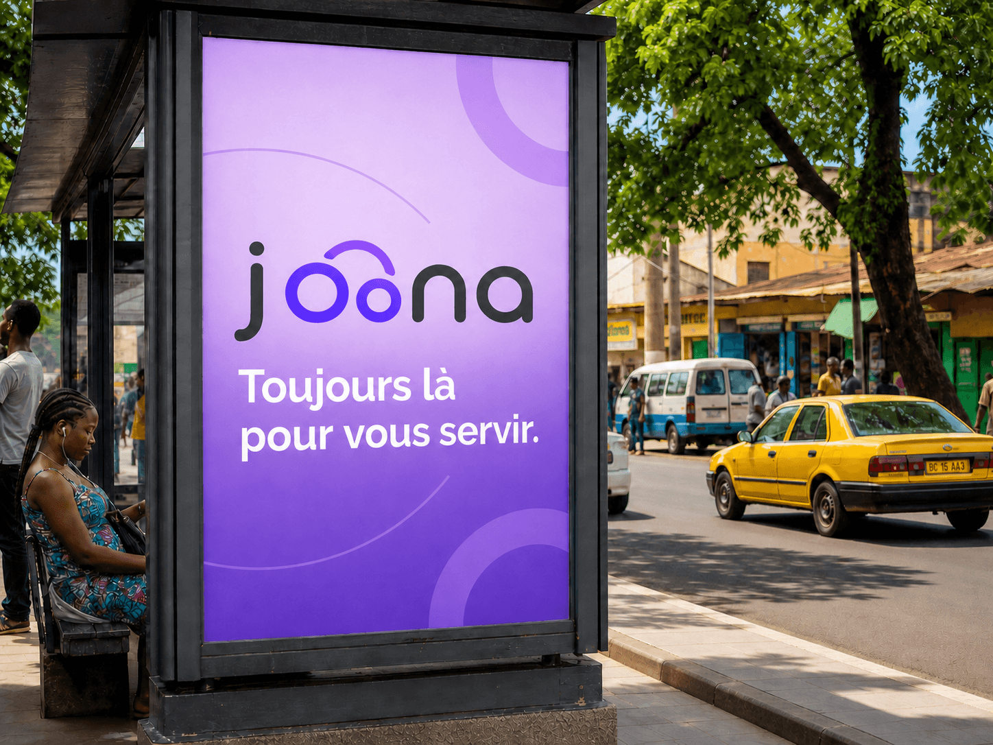 Panneau d’arrêt de bus Joona dans une rue camerounaise avec le message Toujours là pour vous servir