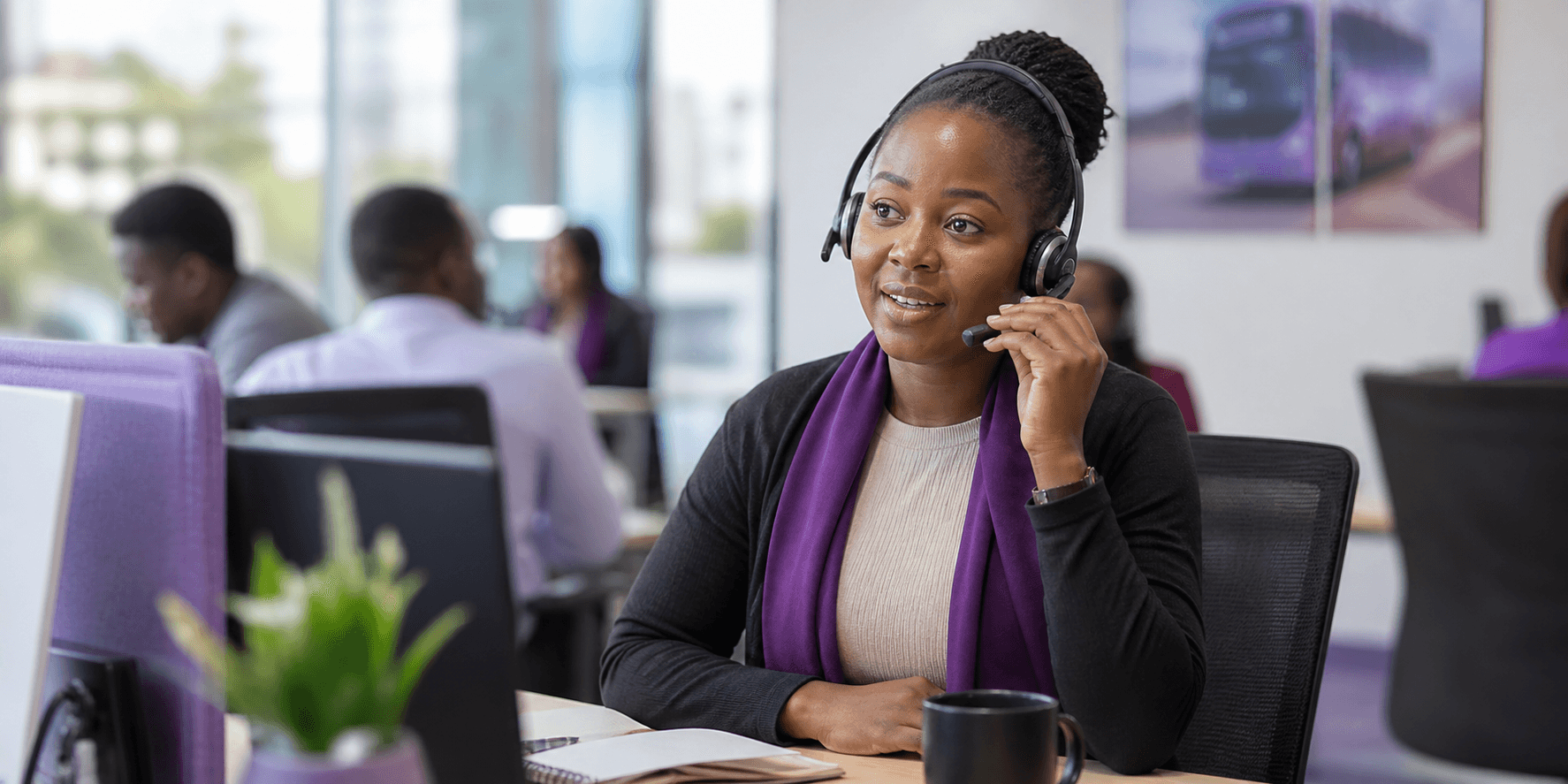 Conseillère du service client Joona attentive à une demande